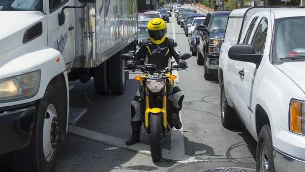 circulacao-de-motos-no-corredor-e-legalizada-na-california