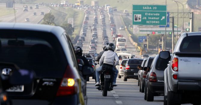 IMI SÃO PAULO/SP 18/02/2012 MOVIMENTO IMIGRANTES CARNAVAL CIDADES - Rodovia dos Imigrantes tem congestionamento do Km 18 ao 55 segundo a Ecovias.