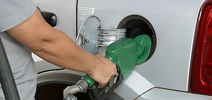 preco-da-gasolina-termina-a-semana-em-leve-queda-mas-media-segue-acima-de-r-422-diz-anp