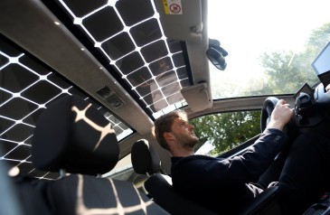carro-eletrico-movido-a-energia-solar-se-recarrega-enquanto-anda