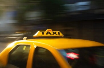 veiculo-taxi-em-movimento