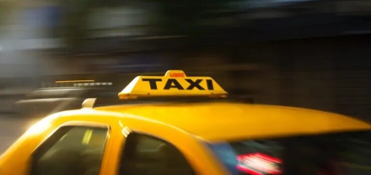 veiculo-taxi-em-movimento