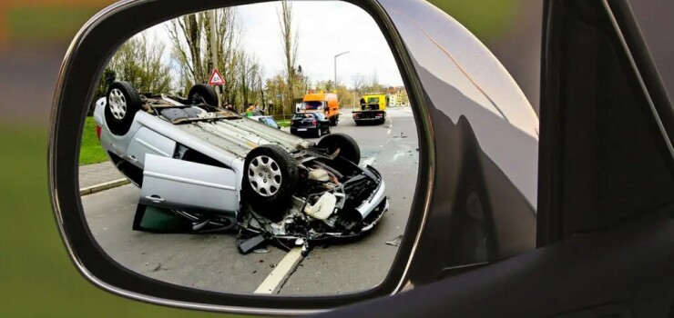foto-de-um-espelho-de-retrovisor-em-momento-de-acidente-de-carro